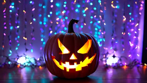 una linterna brillante en un colorido escenario de halloween