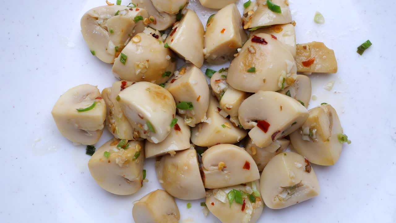 조각 된 피클 된 버섯