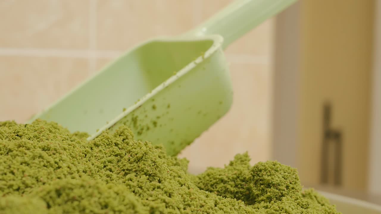 터키의 달한 디저트를 생산하기 위해 스파에 붙어있는 스쿠프로 개진 피스타치오의 큰 어리.