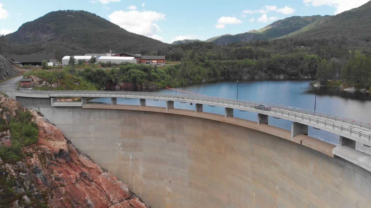 paseo panorámico por la presa de sarvsfossen con vistas al río otra en bykle, noruega