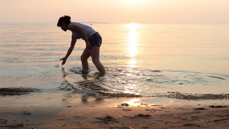 Eine-Frau-Fand-Eine-Flaschenpost-Bei-Sonnenuntergang