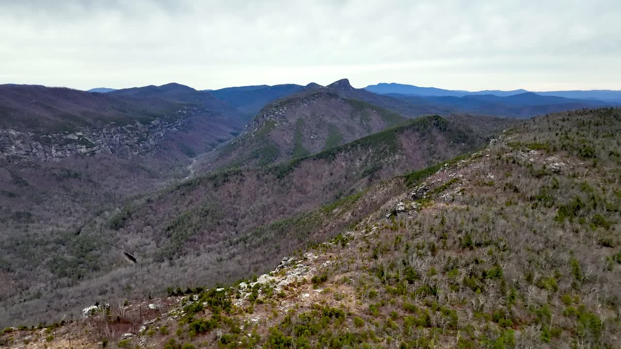 antena que mira hacia el desfiladero de linville capturado desde el bosque nacional pisgah fuera de los límites del área silvestre