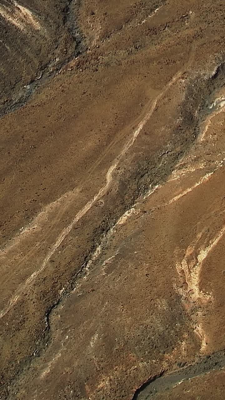 Texturas de lava solidificada y campos de ceniza