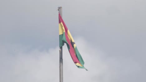 ondeando la bandera de ghana, en tiempo real