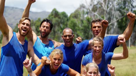 grupo de personas en forma animando juntos en el campamento de entrenamiento 4k