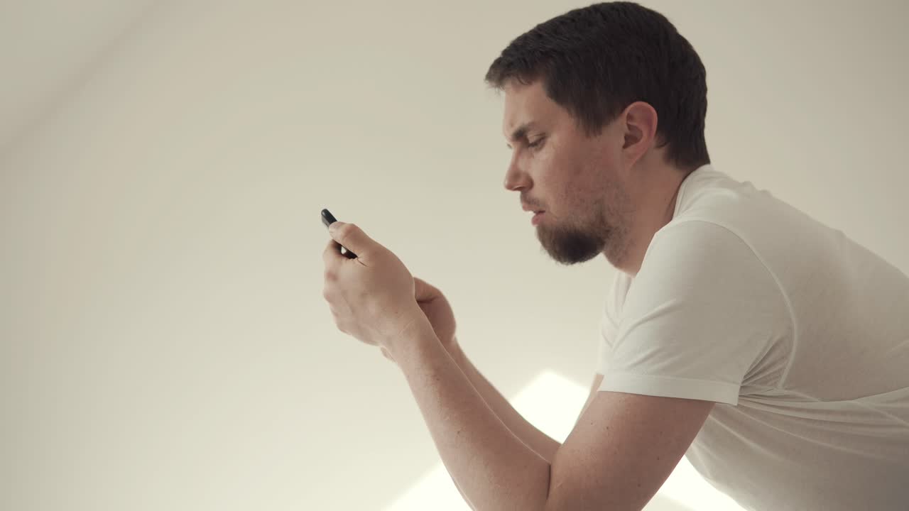 hombre mirando su teléfono móvil