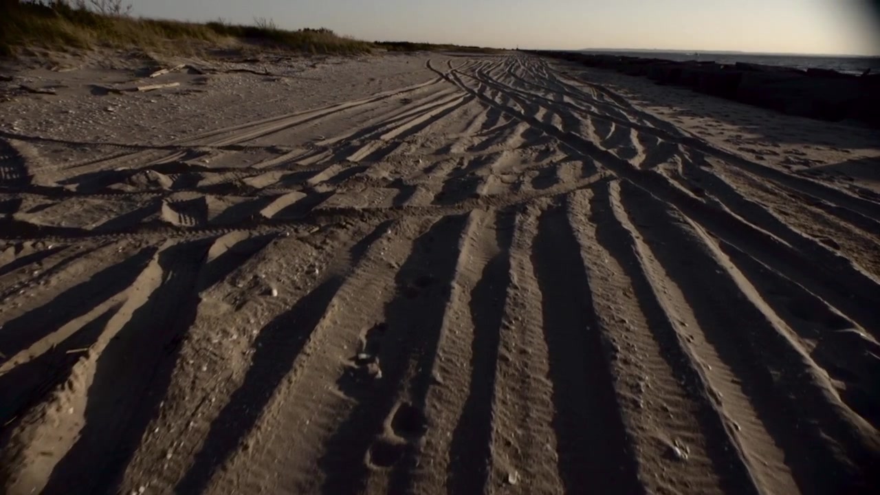 Movimento Steadicam attraverso le tracce di pneumatici nel terreno.