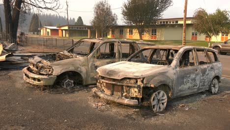 Ausgebrannte-Autos-Im-Hof