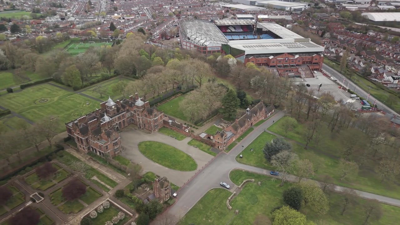 Aston Hall e Coventry Arena Shopping Park visti dall'alto in un'ampia vista aerea a Birmingham, circondati da strade, alberi e quartieri.