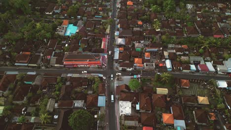 Vuelo-Aéreo-Sobre-Una-Carretera-De-Intersección-En-Ubud,-Bali---Indonesia