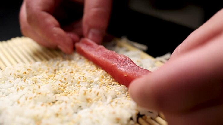 fazer sushi de atum