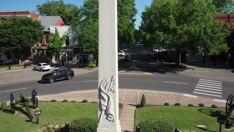 Estatua-De-Soldado-Confederado-En-Franklin,-Tennessee-Con-Video-De-Drones-De-Cerca-Moviéndose-Hacia-Arriba