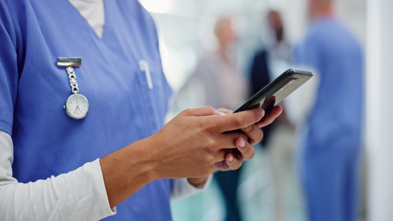 Enfermera usando un teléfono móvil en el hospital