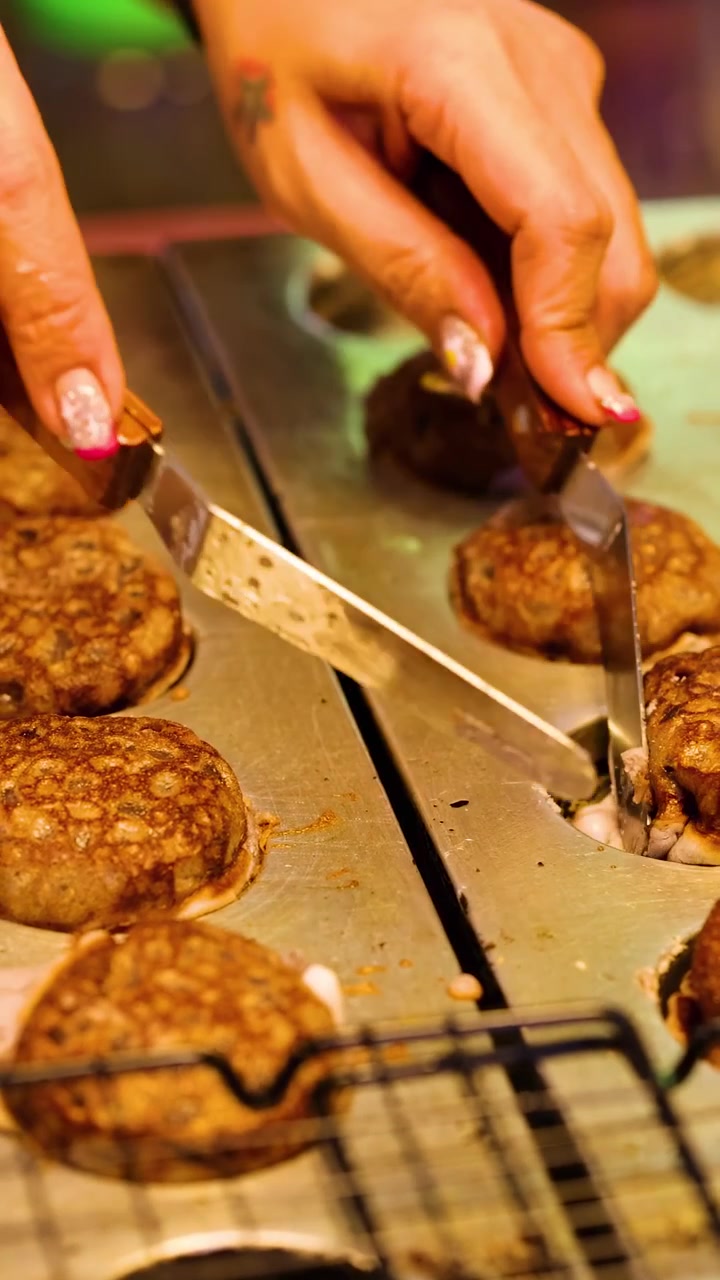 Kädet valmistamassa perinteisiä thaimaalaisia jälkiruokia grillillä
