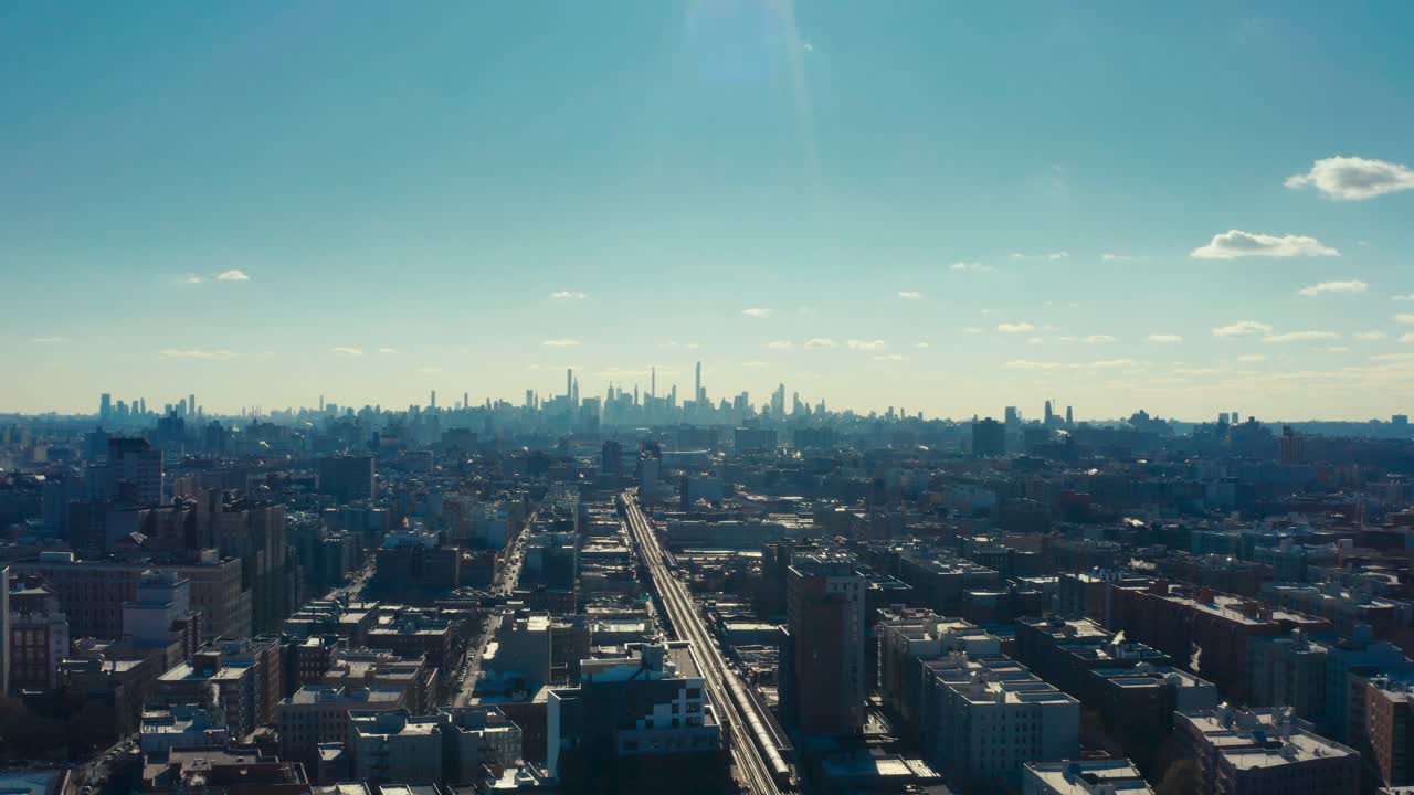 브루클린의 뉴욕 아파트와 임대 건물의 줄을 찍은 믿을 수 없는 공중 드론, 맨해튼과 뉴욕시의 스카이 라인이 배경으로 희미해졌습니다.