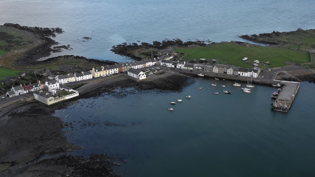 항구에 작은 보트가 정박해 있는 덤프와 갤러웨이에 있는 whithorn 섬의 작은 스코틀랜드 마을의 전망