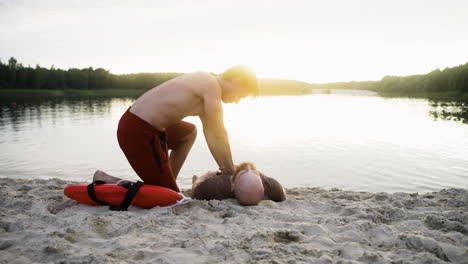 Male lifeguard saving man&#039;s life