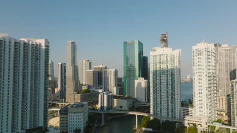 Revelan-Al-Revés-Los-Modernos-Edificios-De-Apartamentos-De-Gran-Altura-En-El-Distrito-Urbano-Residencial.-Rascacielos-A-Lo-Largo-Del-Río-Iluminado-Por-El-Brillante-Sol-De-La-Tarde.-Miami,-Estados-Unidos