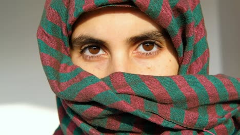 hermosos ojos de mujer de oriente medio de cerca