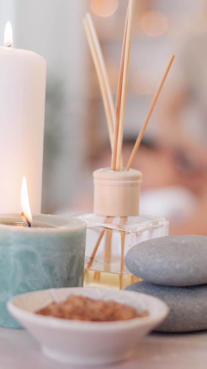 Mumlar ve aromaterapi difüzörü ile rahatlatıcı spa sahnesi