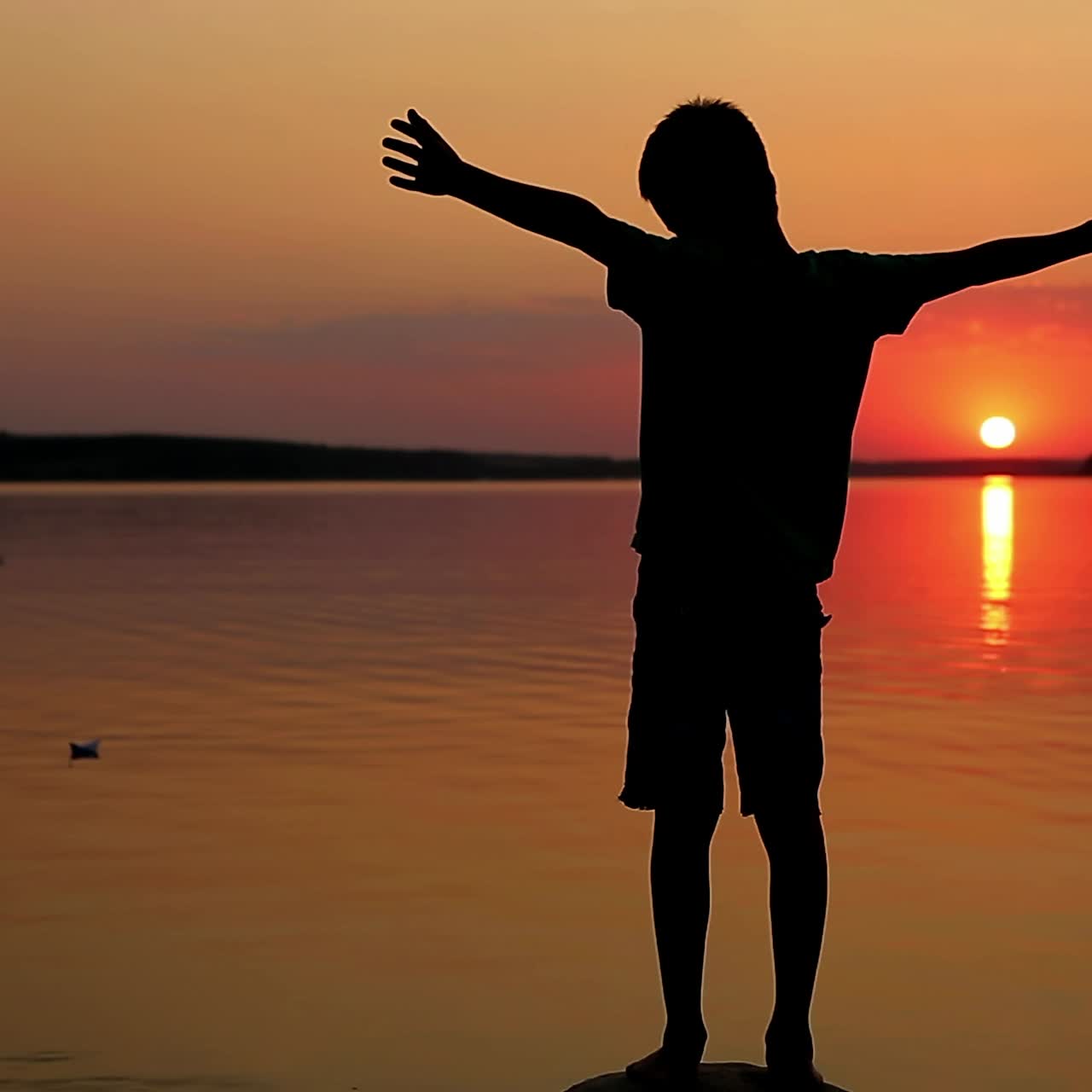 어린이 손에 종이 배