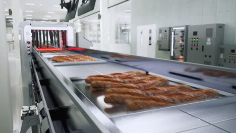 producción de pan fresco en una línea de producción automatizada con cinta transportadora