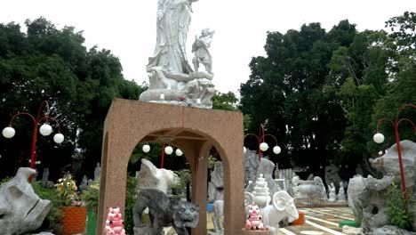 Blick-Auf-Die-Wunderschönen-Tempelstatuen-Im-Tempel-In-Bangkok