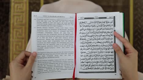 asian young woman sholat and reading qur'an