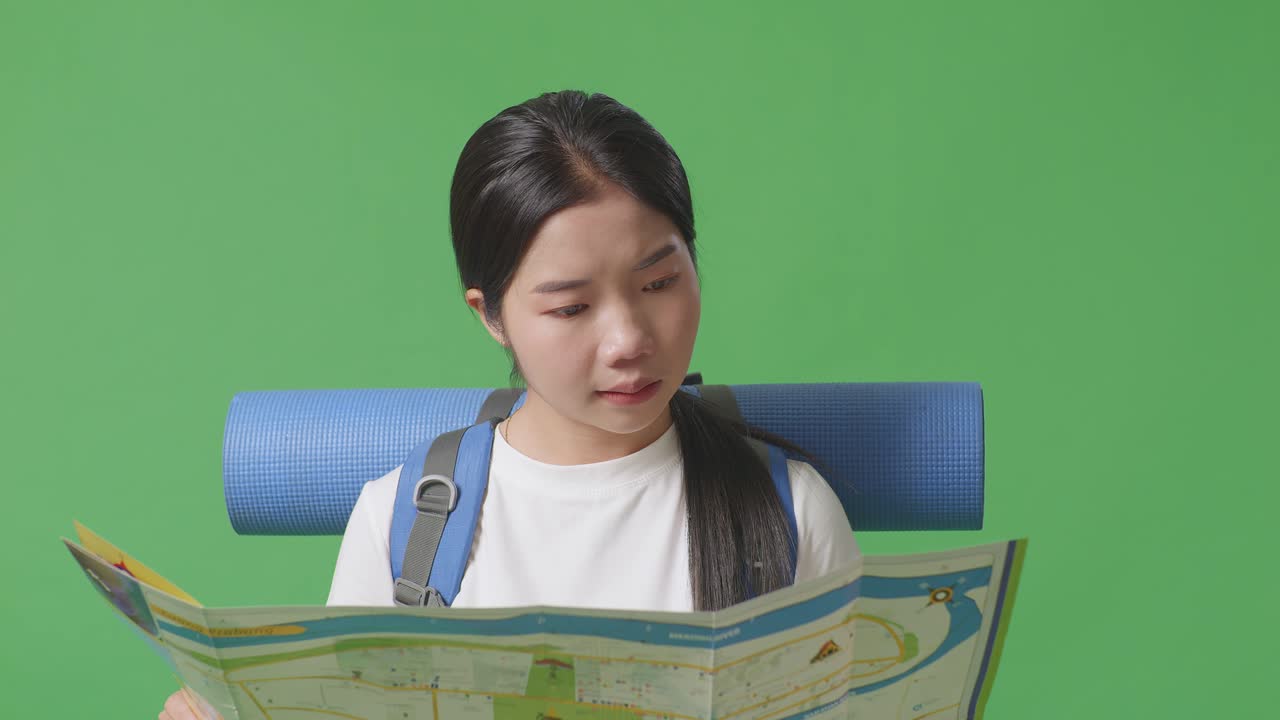 지도 를 보고 있는 여자