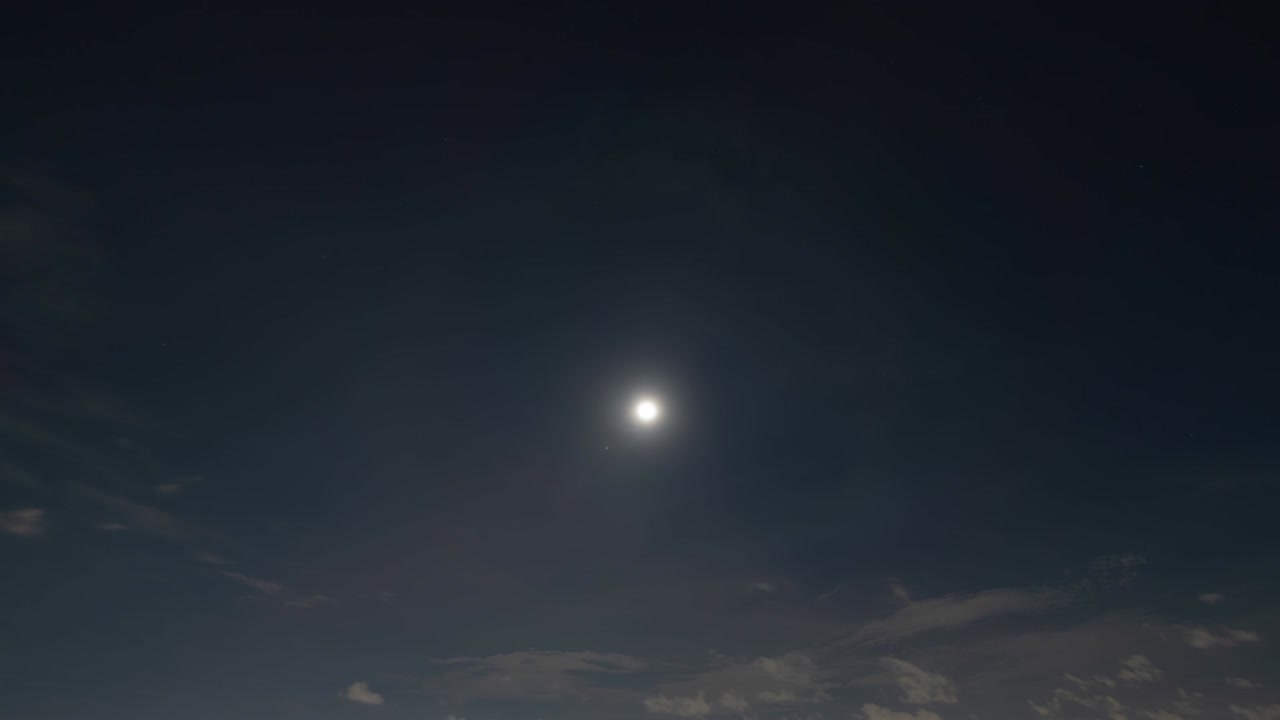lapso de tiempo de la luna llena o lunar con nubes por la noche. paisaje de naturaleza abstracta fondo oscuro.
