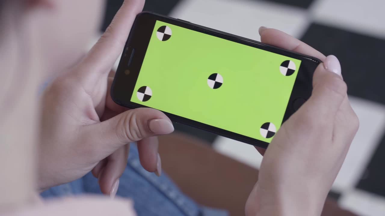 donna con uno smartphone con uno schermo verde