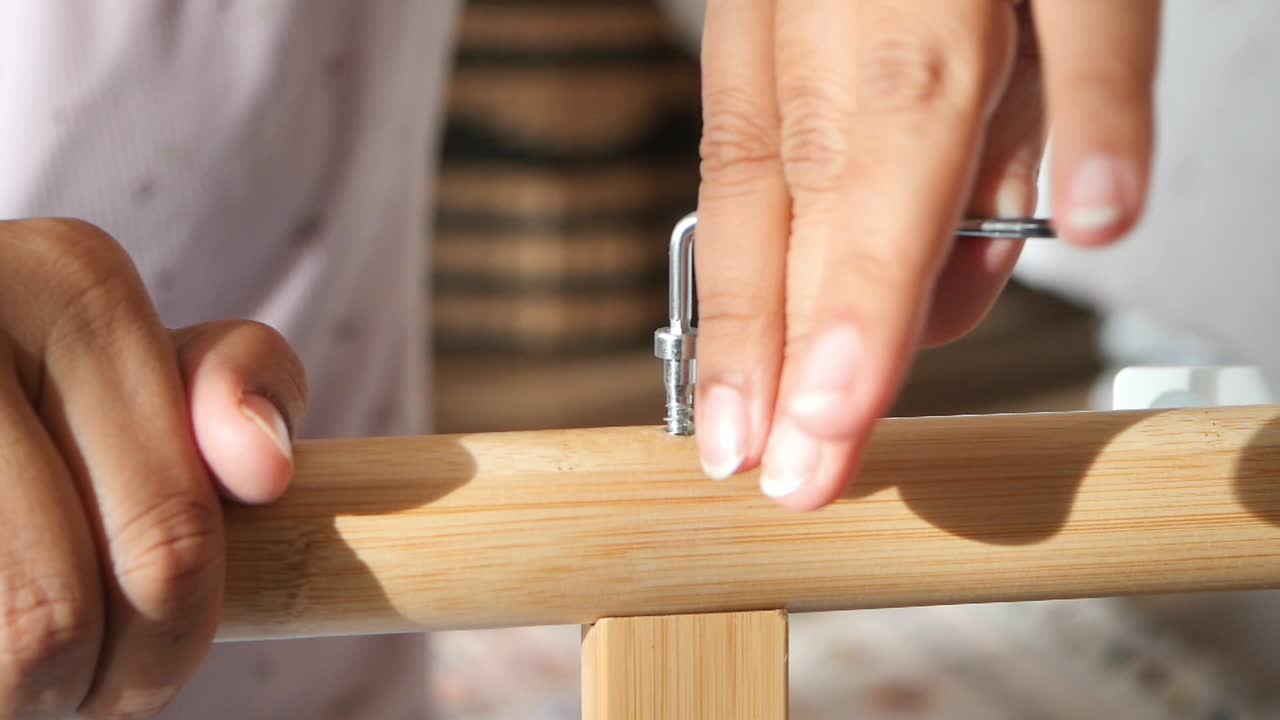 ensamblaje de muebles con tornillos