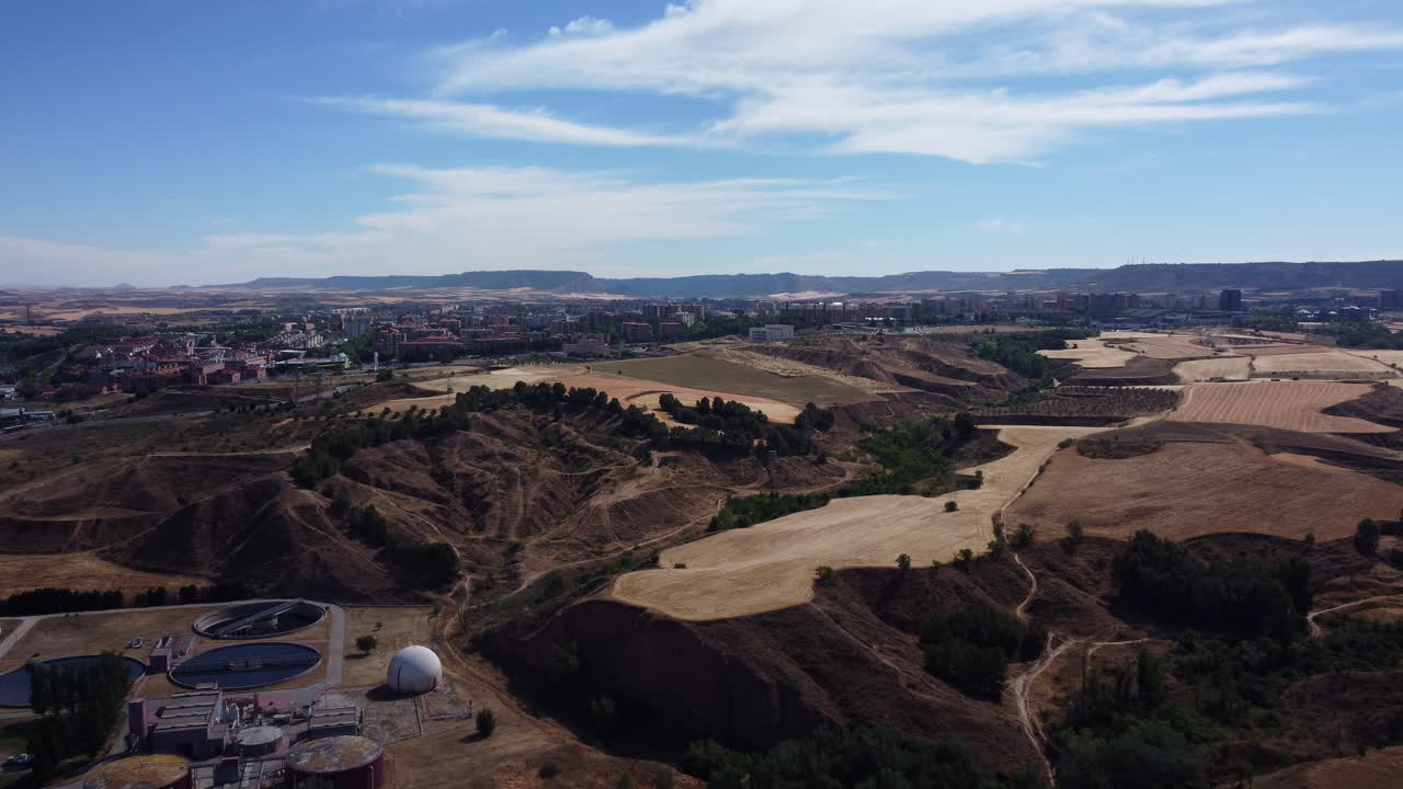Vista aerea di una città e del paesaggio circostante con un impianto di trattamento delle acque
