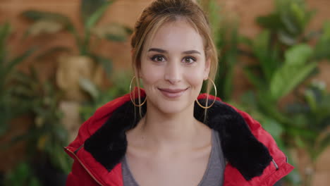 Retrato-De-Una-Joven-Elegante-Sonriendo-Linda-Mujer-Caucásica-Disfrutando-De-Un-Estilo-De-Vida-Feliz-Usando-Chaqueta-Roja-Fondo-De-Plantas