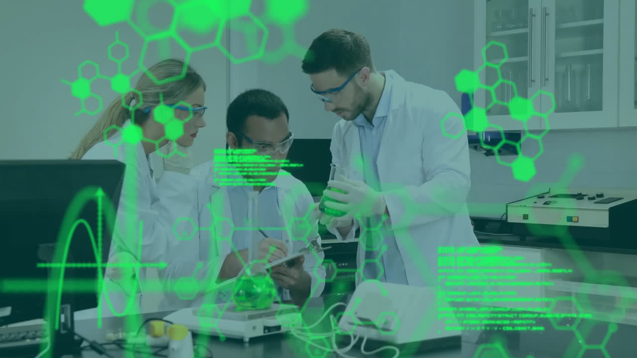 animación de procesamiento de datos y fórmula química sobre científicos caucásicos en el laboratorio
