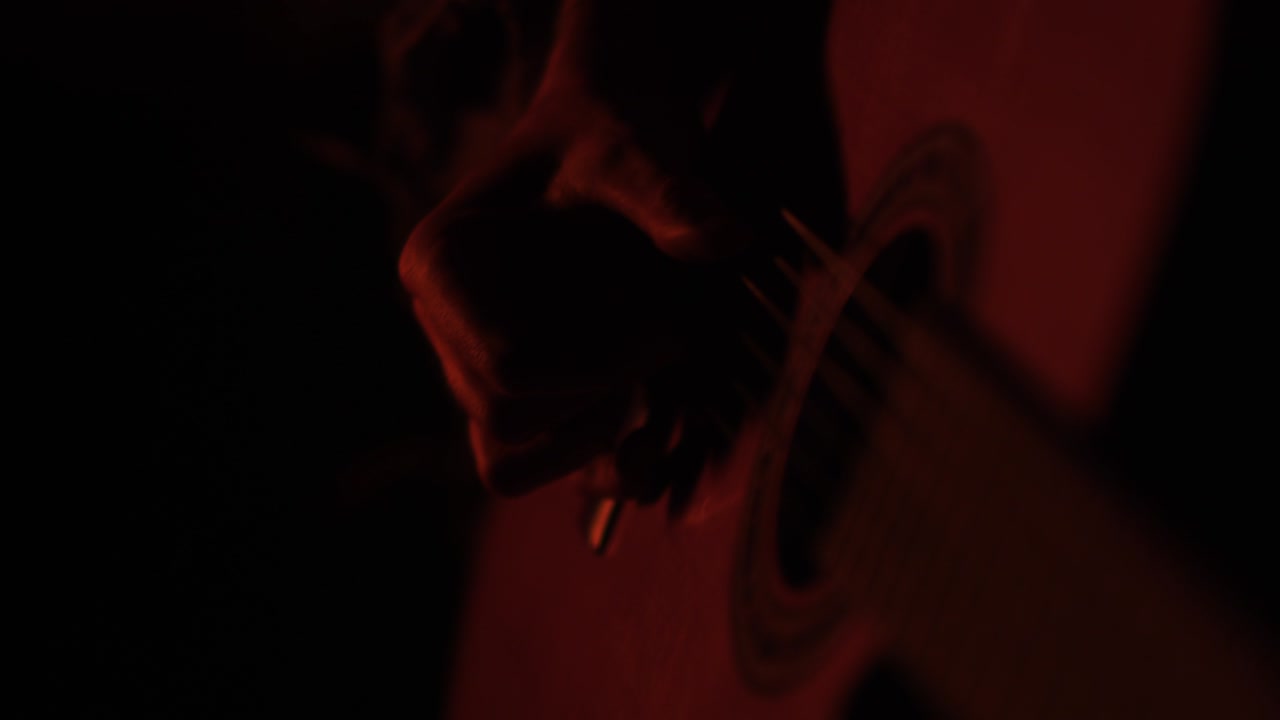 tocando la guitarra en la hoguera