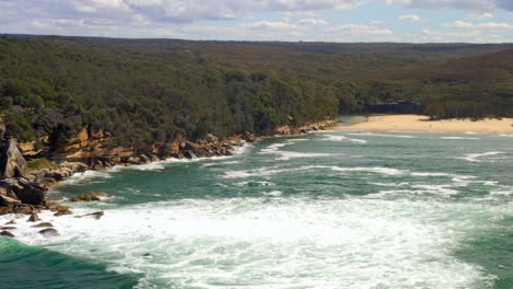 Exuberante-Vegetación-Que-Rodea-La-Playa-De-Wattamolla-En-El-Parque-Nacional-Real,-Australia---Toma-Aérea-De-Drones