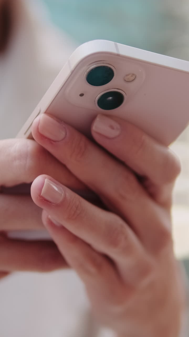 Primo piano di mani che scorrono e usano uno smartphone