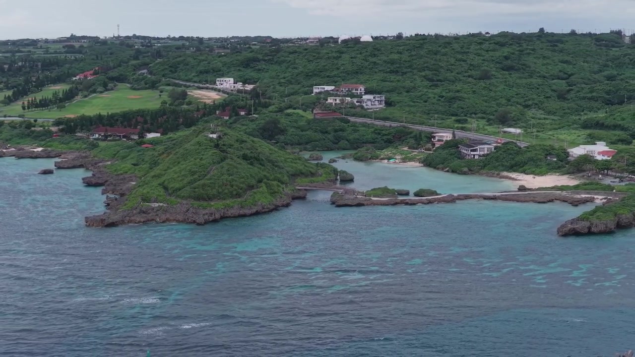 Filmato aereo orizzontale con panoramica a destra e movimento laterale a sinistra sopra il Giardino Marino di Imgyaa e il Villaggio Corallo, Miyakojima, Okinawa, Giappone.