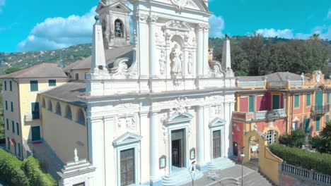 iglesia italiana revelada, toma aérea de drones en santa margherita ligure portofino, italia