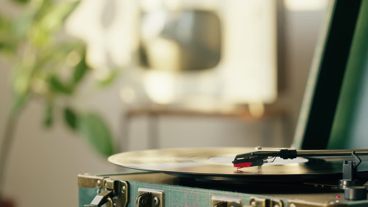 Close-up de um toca-discos vintage tocando um disco de vinil