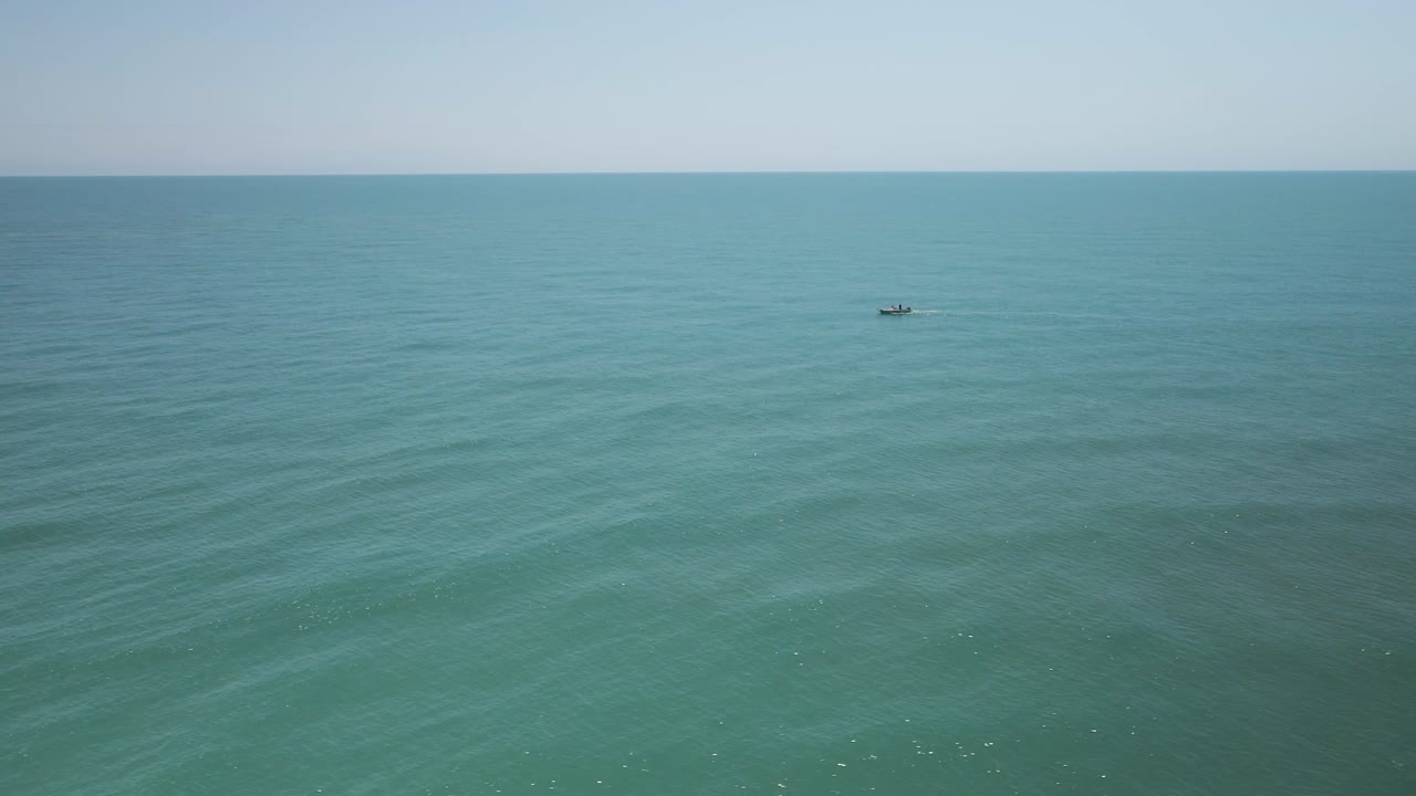 광대 한 물 빈 물 가운데 하나의 작은 어선