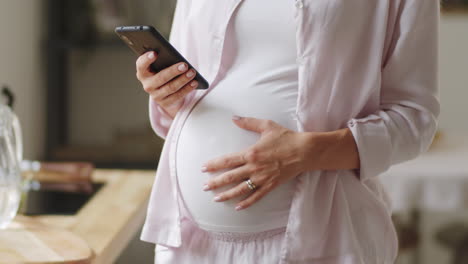 mujer embarazada con un teléfono inteligente