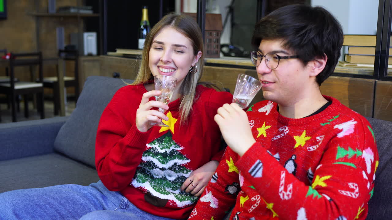 페인 을 마시며 축하 하는 부부