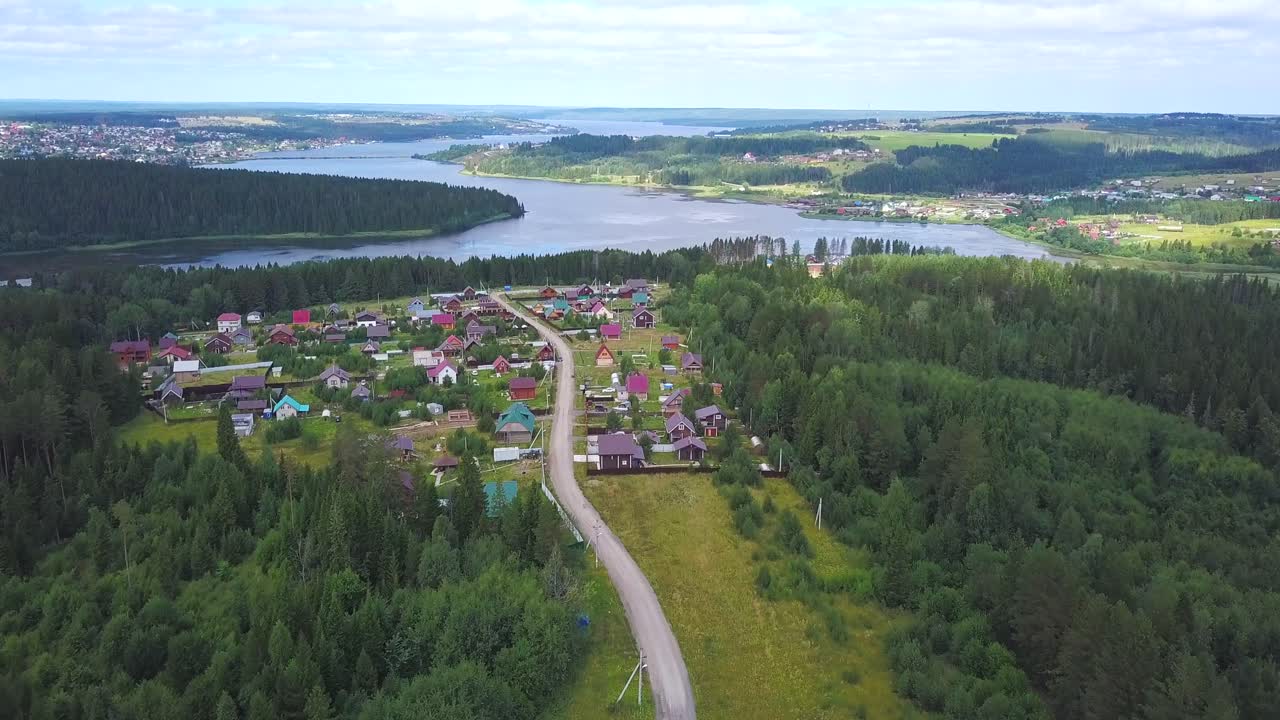 강 과 숲 에 있는 마을 의 공중 사진