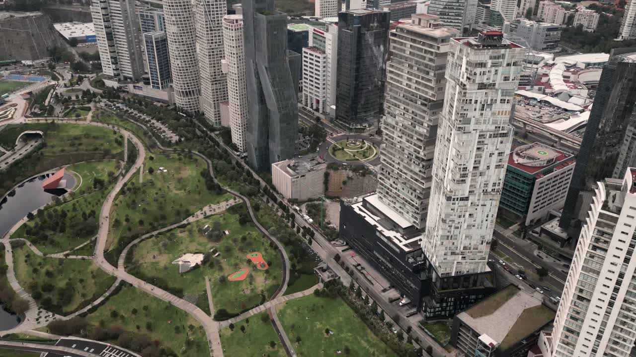 video de hiperlapso de drones de santa fe en la ciudad de méxico, grandes edificios, avenidas y el parque la mexicana
