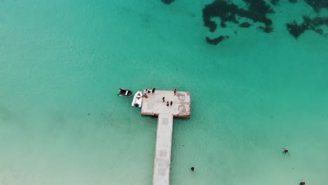 épico-Dron-Vuela-Alto-Tiro-De-Embarcadero-Encontrado-En-La-Hermosa-Playa-De-Grande-Anse-En-Granada