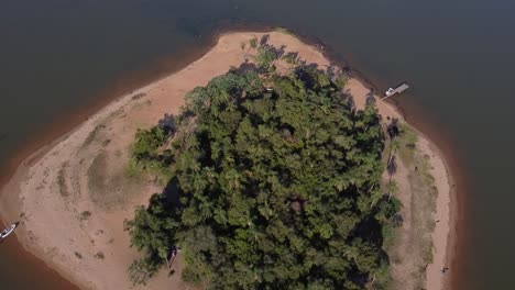 vista a vista de pájaro sobre la isla del medio, una pequeña isla entre los países de argentina y paraguay