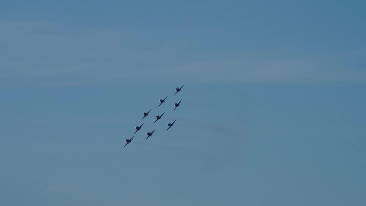 Squadron straaljagers die in formatie vliegen tegen een blauwe lucht