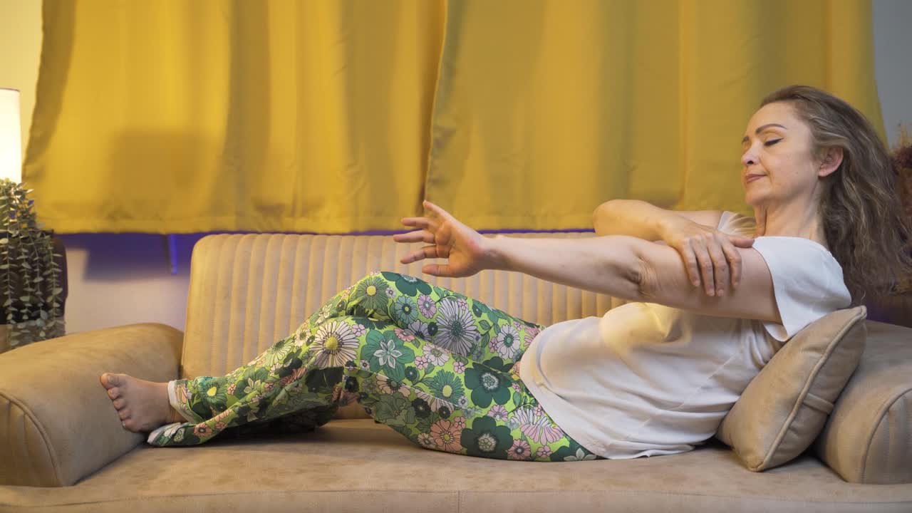 la mujer acostada y descansando se relaja y se relaja.